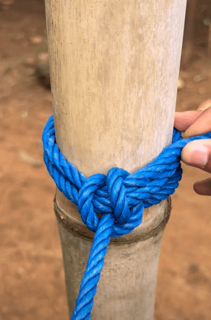 Very strong rope knot for tying heavy items using the Clove hitch technique