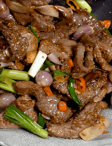 Special stir-fried beef in coriander and onion