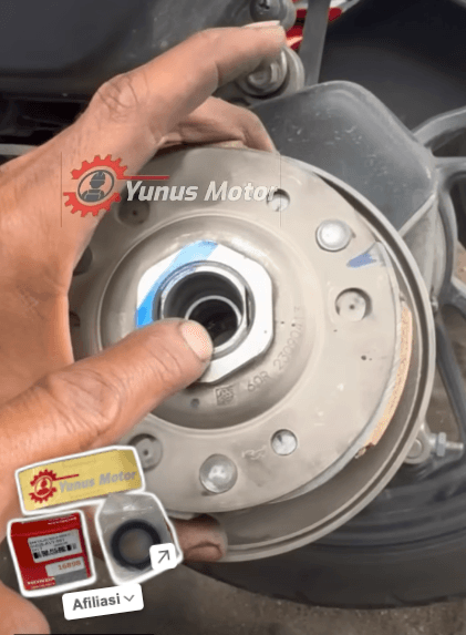 Replace the rear pulley bearing on a HONDA Vario 125