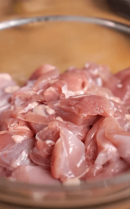 Stir-fried red fried chicken, tasty and fragrant, easy to cook