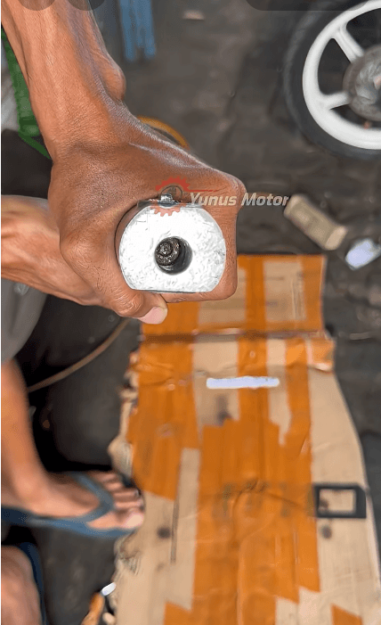 Remove a stuck or wear out bolt on shock absorber tube
